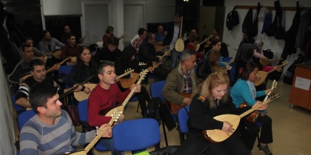 Saz Kursuna Bir Yılda 300 Kursiyer Başvurdu