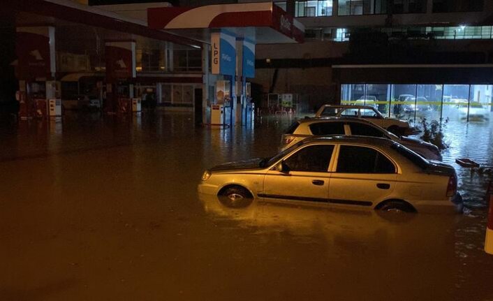 Osmaniye'de ev ve iş yerlerini su bastı, araçlar suya gömüldü