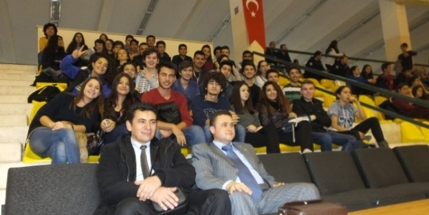 Burhaniye’de Okullar Kıyasıya Yarışıyor