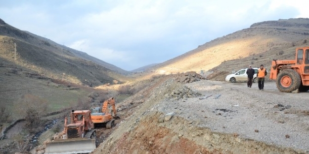 Çöken Duble Yol İçin Çalişmalar Sürüyor