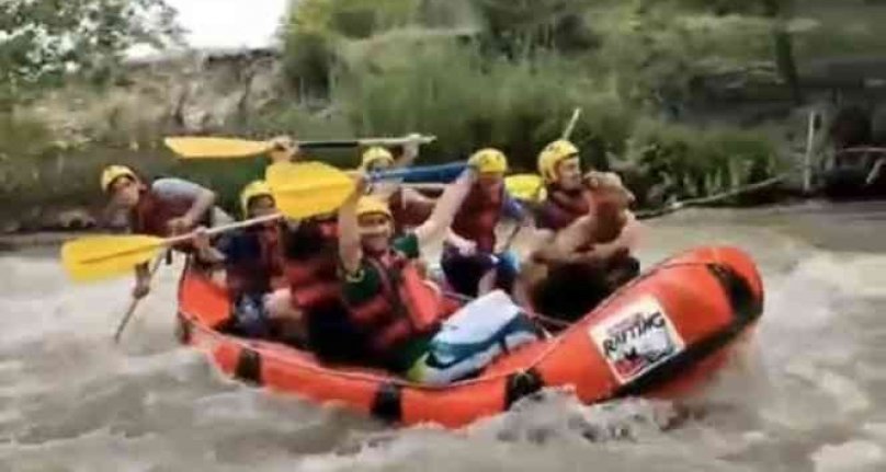 Bursa'da mahsur kalan keçiyi kurtararak birlikte rafting yaptılar