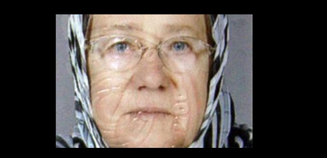 Yaşlı kadın taksinin altında kaldı