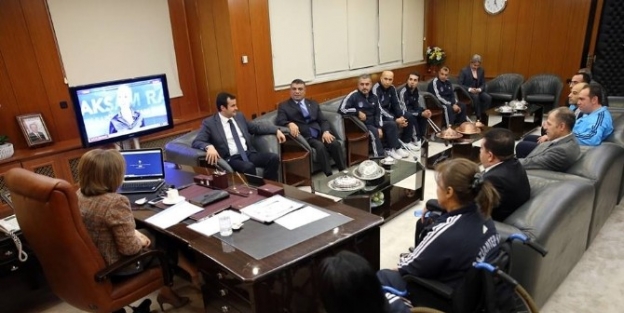 Fatma Şahin’den Engelli Basketbolculara Destek