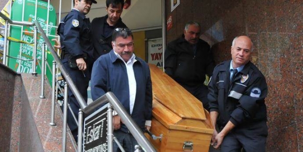 Eşini kendi yatağında başka bir adamla yakaladı!