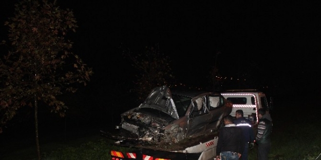 İzmir’de Polisten Kaçan Otomobil Ağaçlık Alana Uçtu:2 Yaralı