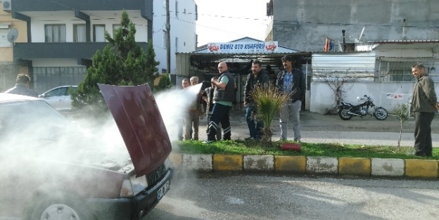 Yolda Yanan Araca Vatandaşlar Müdahale Etti