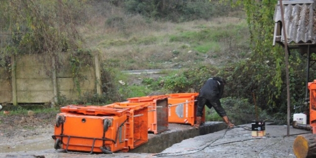 Akçakoca’da Çöp Konteynırları Dezenfekte Ediliyor