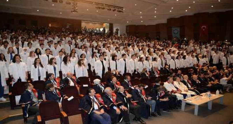 Bursa'da hekim adayları beyaz önlüklerini giydi