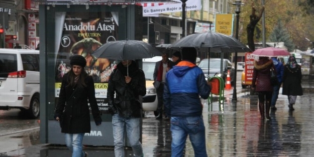 Diyarbakır Güne Yağmurla Başladı