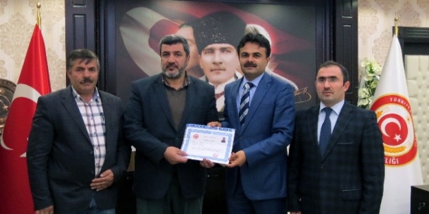 Kelkit’te 30 Yıllık İmam Başarı Belgesiyle Ödüllendirildi