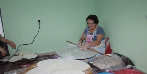 Engellilere Yılbaşı Eğlencesi İçin Kermes Düzenlendi