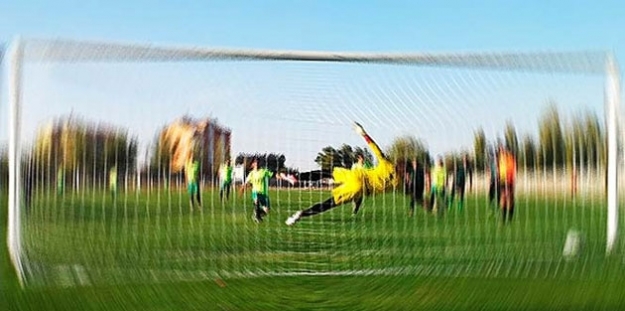 Sahaya düşen yıldırım sonucu futbolcu yaralandı