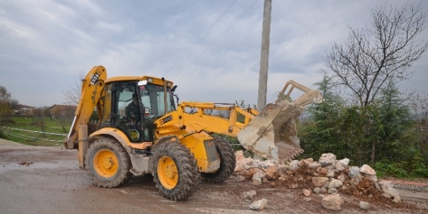 Kartepe’de Derelerin İstinad Duvarları Onarılıyor