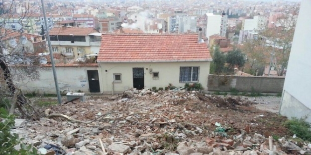 Karesi’de Kaçak Yapılar Yıkılıyor