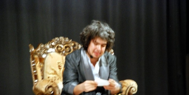 Midyat’ta ’hastalık Hastası’ Adlı Tiyatro Oyunu Sahnelendi