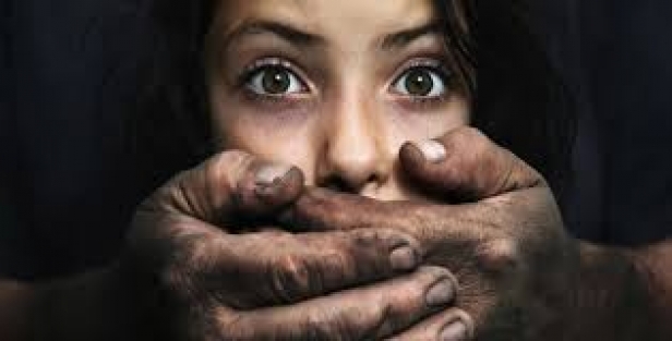 11 yaşındaki kıza tecavüz ettiler!