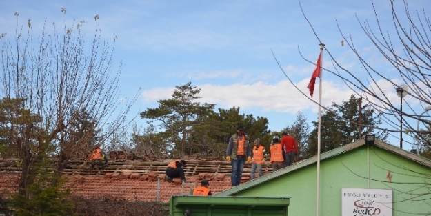 Ereğli Belediyesi Down Cafe’nin Çatisini Onarıyor