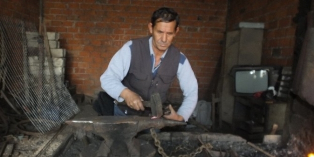 Havran’ın Son Demir Ustaları Teknolojiye Direniyor