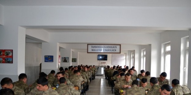 Kaymakam Gazel Askerlerle Karavana Yedi