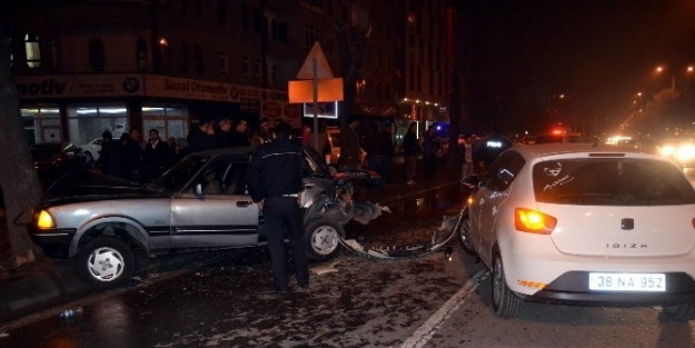 Arızalı Araçlarını İterken Otomobil Çarpti: 2 Yaralı