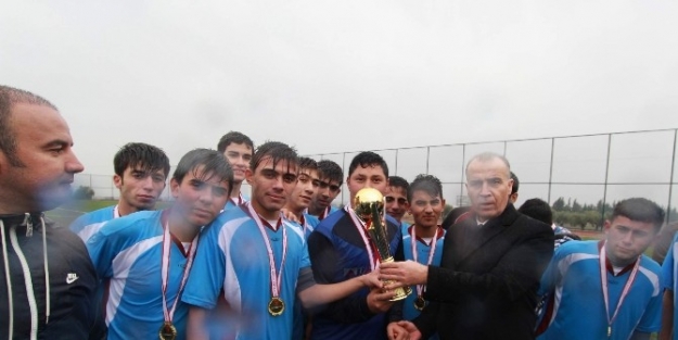 Genç Erkeklerde  Futbolun Şampiyonu Endüstri Meslek Lisesi Oldu