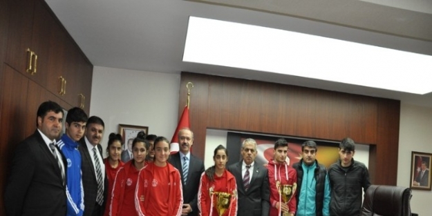 Vali Büyükersoy Başarılı Sporcuları Kabul Etti