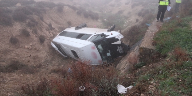 Minibüs devrildi: 13 işçi yaralı