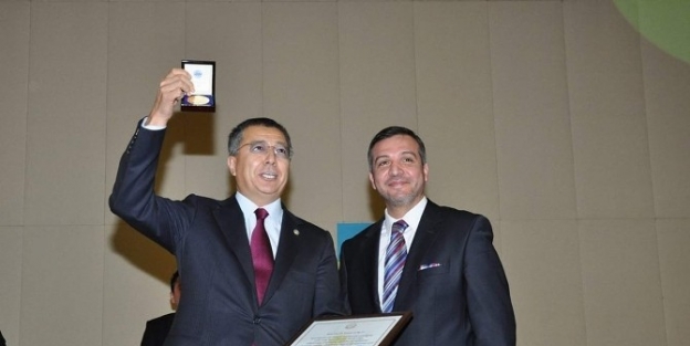 Doç. Dr. Kürşat Zorlu’ya Kazakistan Madalyası Özel Ödülü