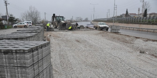 Acısu Yan Yolda Parke Çalişmasi Başladı
