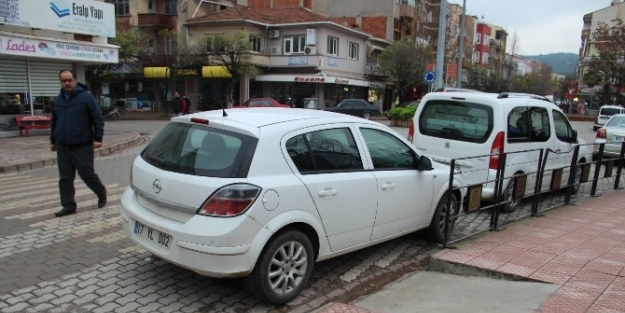 Sorumsuz Sürücüler Engellileri Zor Durumda Bırakıyor