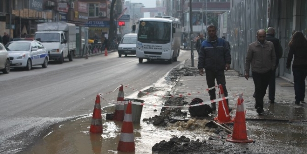 Su Borusu Patladı Litrelerce Su Boşa Aktı