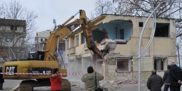 Akçakoca’da Köprü İçin Bina Yıkımı Başladı
