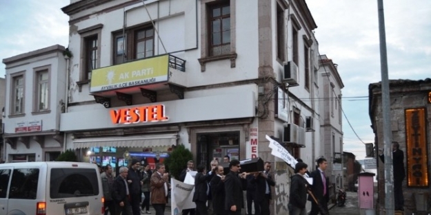 Ayvalık’ta Sendikalardan Tabutlu Eylem