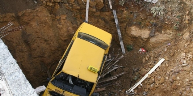 Yozgat’ta Otomobil İnşaat Çukuruna Uçtu: 2 Yaralı
