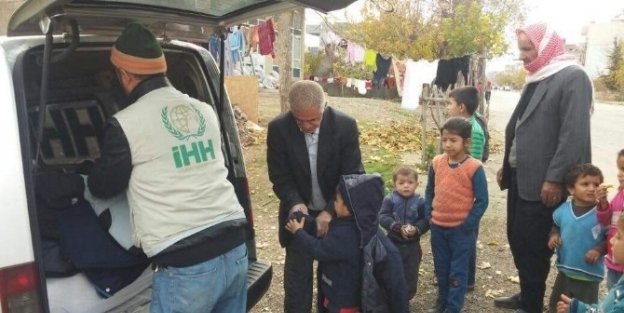 İhh, Suriyeli 100 Çocuğa Kışlık Mont Dağıttı