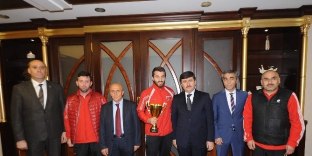 Vali Öz, Kick Boks’da Avrupa Şampiyonu Olan Milli Sporcu Yahya Alemdağ’ı Makamında Kabul Etti