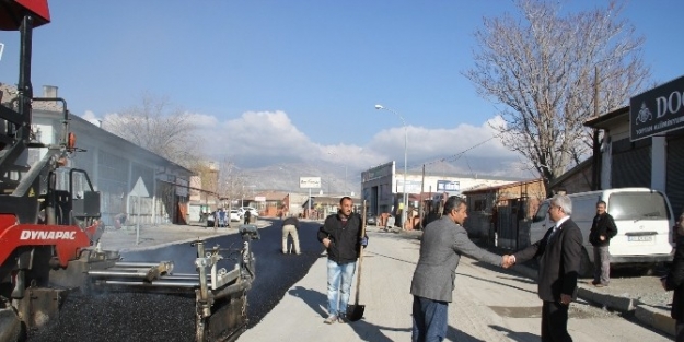 Erzincan Belediyesi Asfaltta Dökümünde Hava Şartlarini Fırsata Çeviriyor