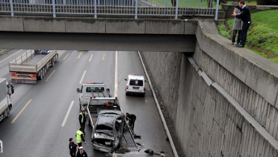 Virajı alamayan sürücü TEM'e uçtu