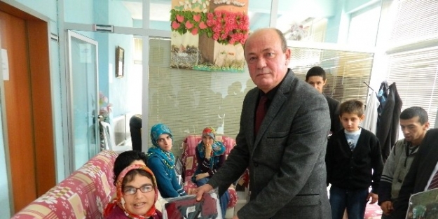 Engelli Öğrencilere Eşofman Hediyesi