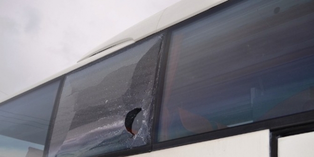 Kaza Sonrası Yolcu Otobüsüne Saldırı Güvenlik Kamerasına Takıldı