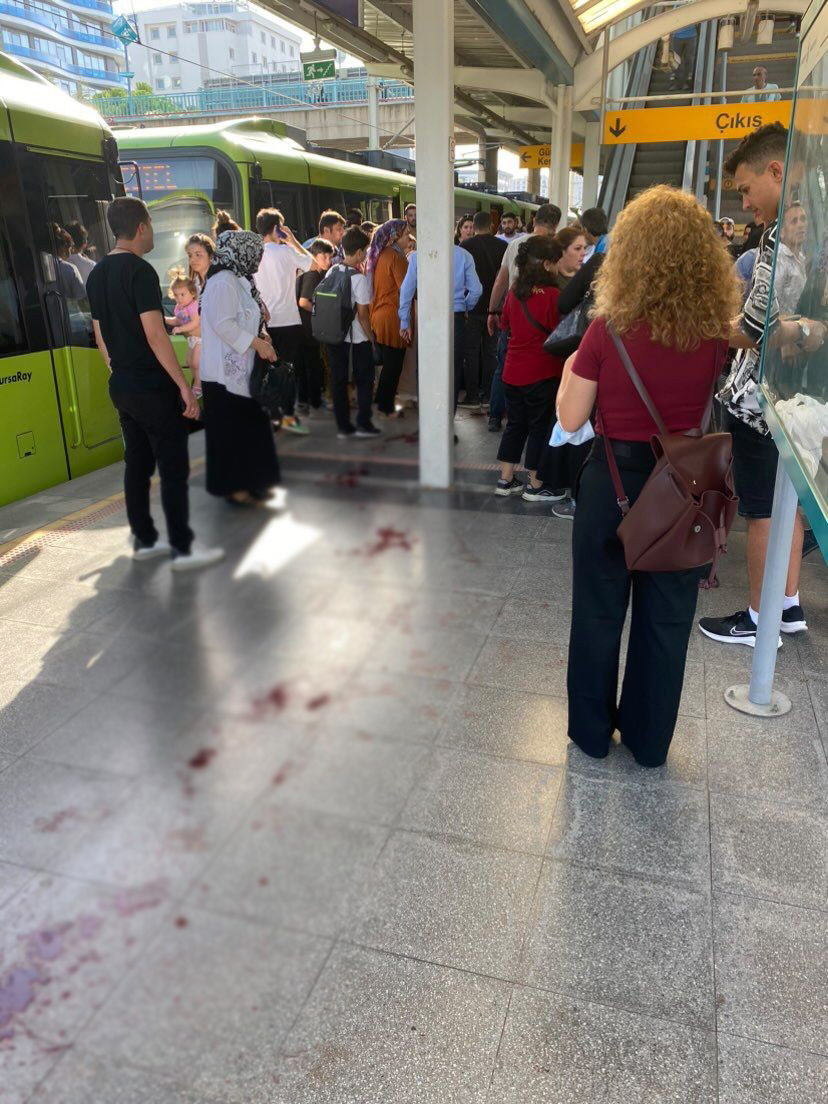 Bursa'da metroda bıçaklı dehşet! Yan baktın diye...