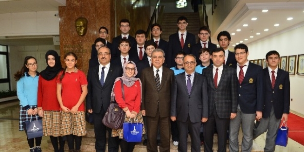 Başkan Kocaoğlu Yamanlar’ın Bilim Şampiyonlarini Ağırladı