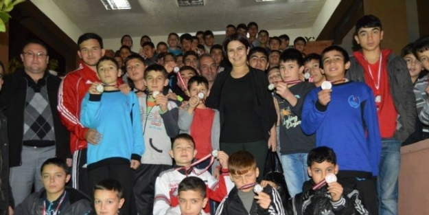 Kirazlı Güreşçiler Bayındır’dan 31 Madalya İle Döndü