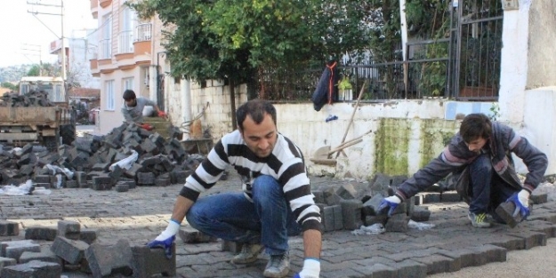 Dikili’de Mahallelere Kilit Parke Taşı