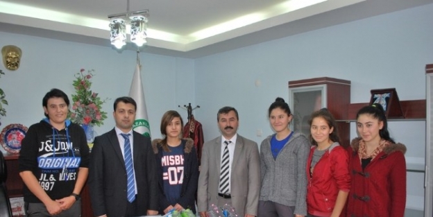 Kız Futbol Takımı’na Malzeme Desteği