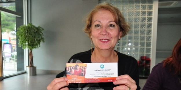 ‘kadınlar Hep Gülmeli’ Oyununun Geliri Öğrencilere