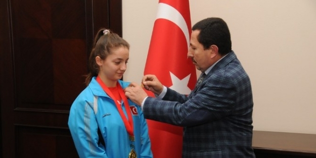 Validen Şampiyon Sporcuya Altın