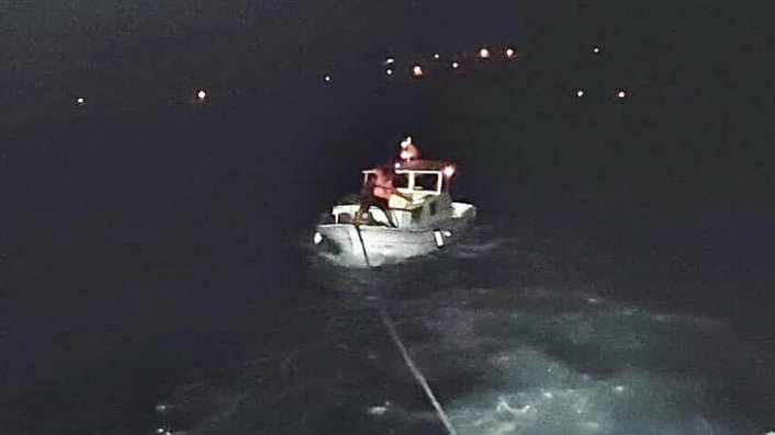 Çanakkale Boğazı'nda arızalanıp, sürüklenen tekne kurtarıldı