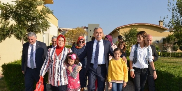 Çocuk Ve Yaşlılara “büyük” Sevgi