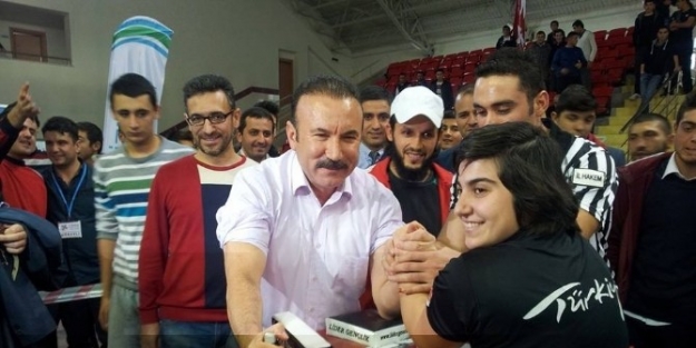 Belediye Başkanı, Şampiyonlarla Bilek Güreşi Tuttu